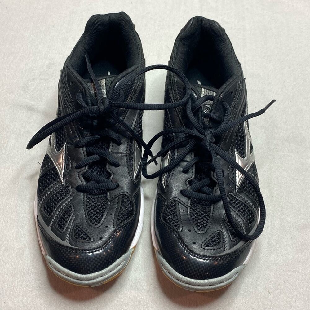 Mizuno black and silver tennis shoes size 9
